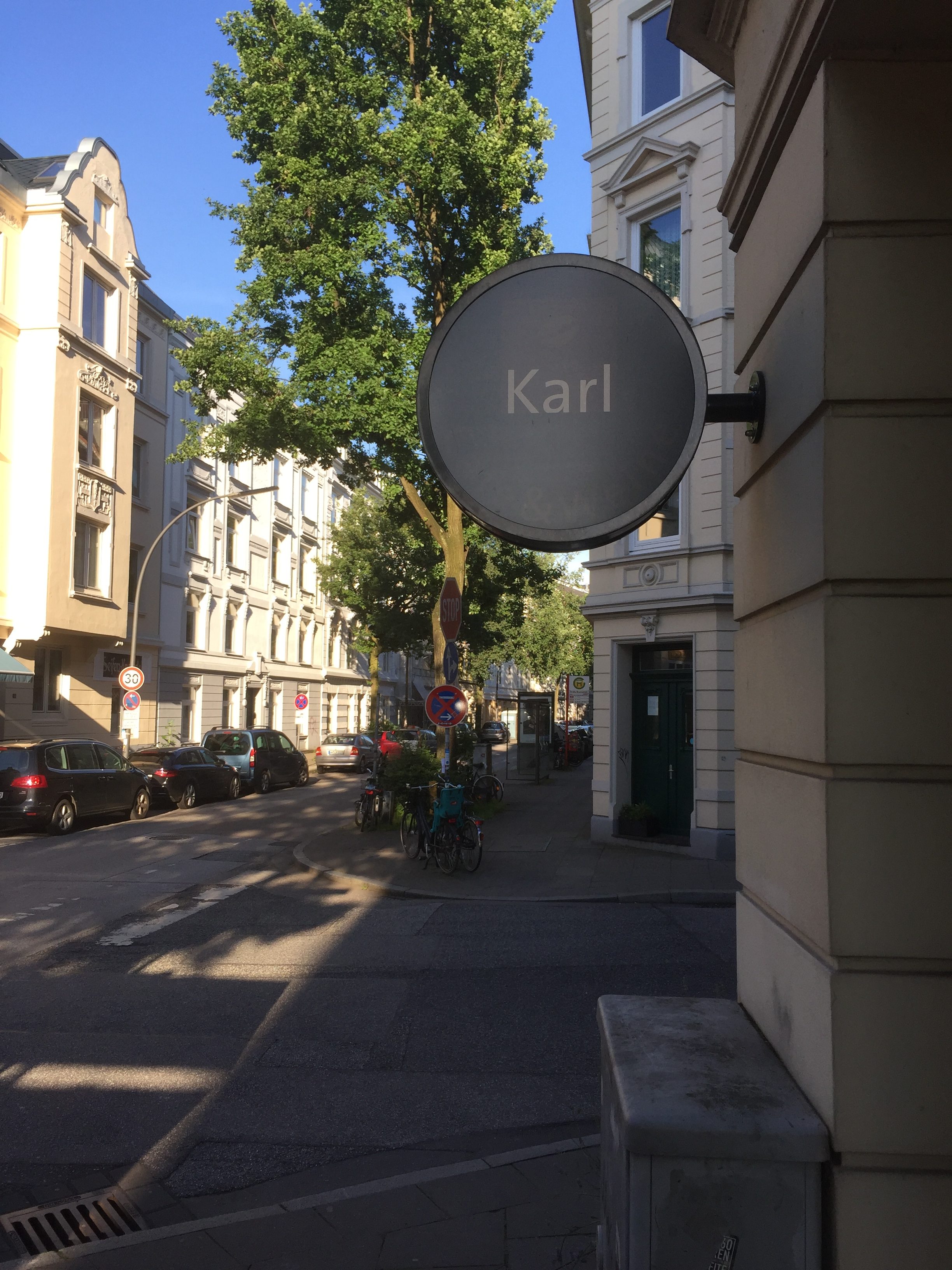 Karls Café & Weine Schild