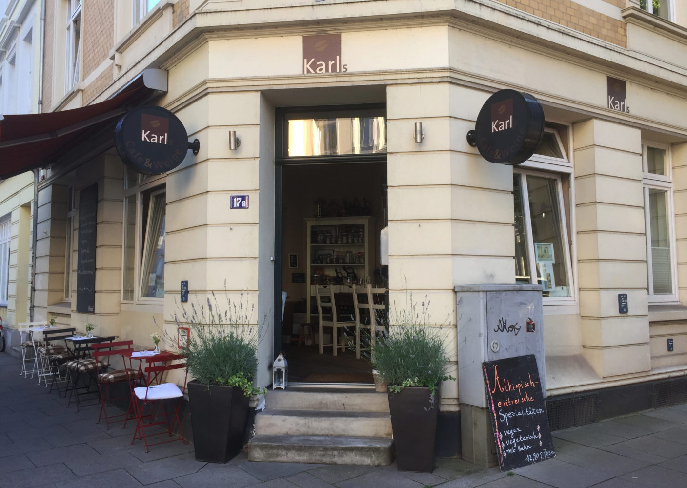 Karls Café & Weine von außen